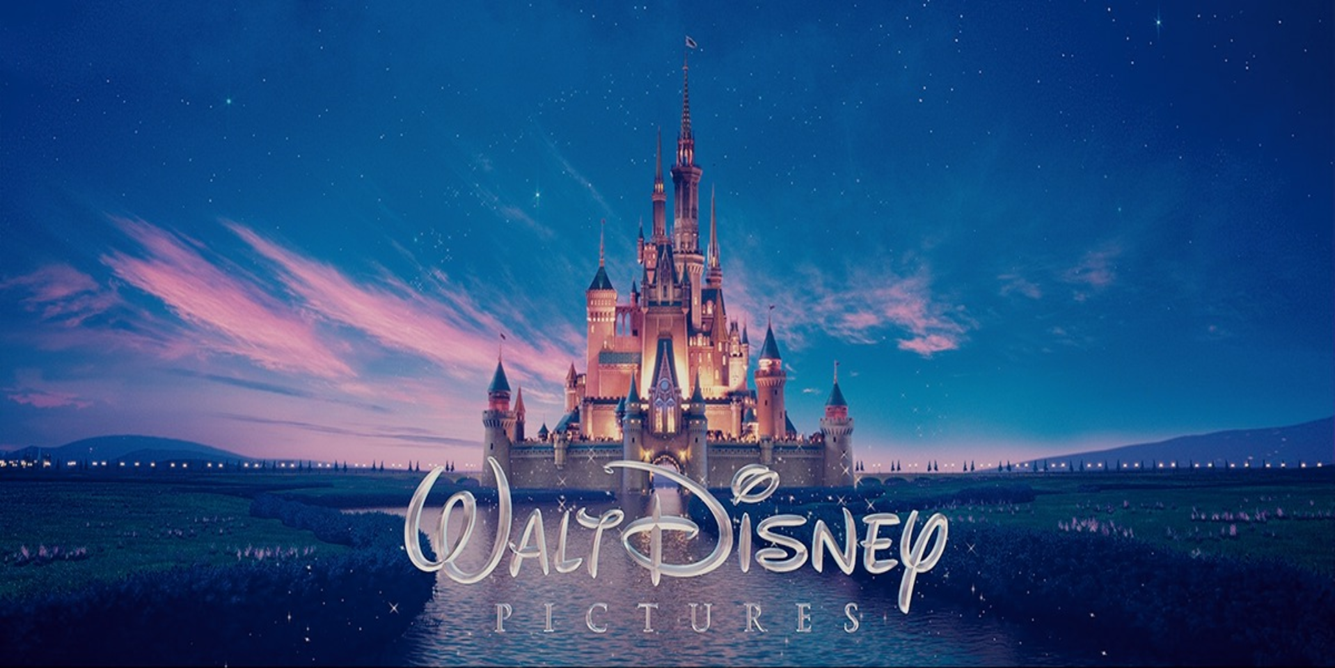 Le ciel est bleu foncé avec des nuages roses et des étoiles. Le château de Disney (logo au début de chaque film) est en plein centre de l'image. « Walt Disney Pictures» est écrit en dessous du château. Il y a une rivière et un paysage au loin.