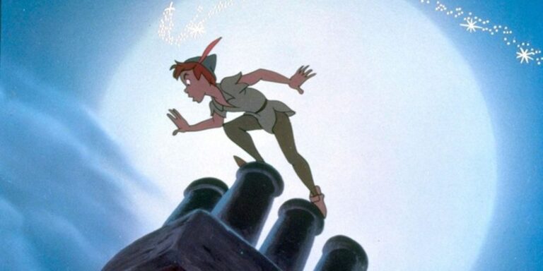 La grande lune illumine la nuit étoilée. Le personnage Peter Pan est debout sur une cheminée et il regarde vers le bas. Il y a quelques nuages présents à gauche de l'image.