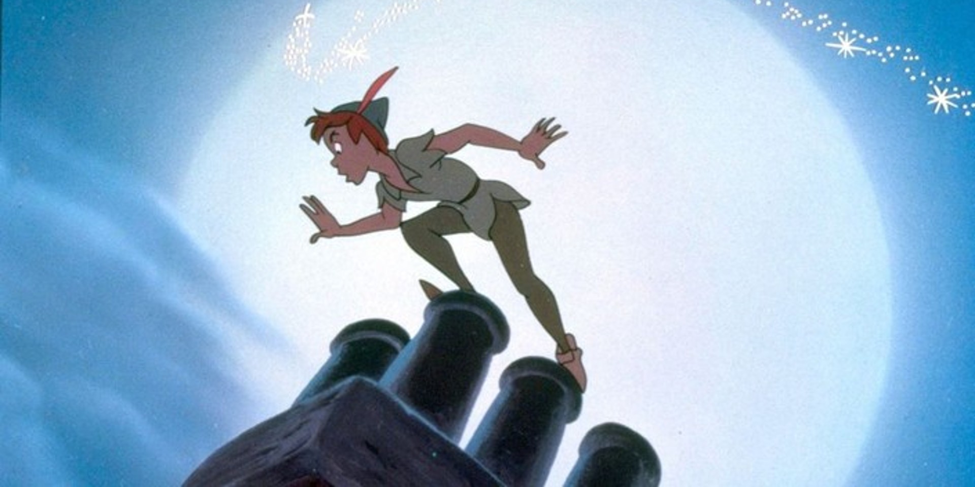 La grande lune illumine la nuit étoilée. Le personnage Peter Pan est debout sur une cheminée et il regarde vers le bas. Il y a quelques nuages présents à gauche de l'image.
