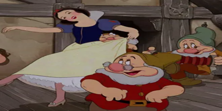 La princesse Blanche Neige danse avec un des sept nains. Un autre des sept nains joue un instrument de musique à droite de l'image.